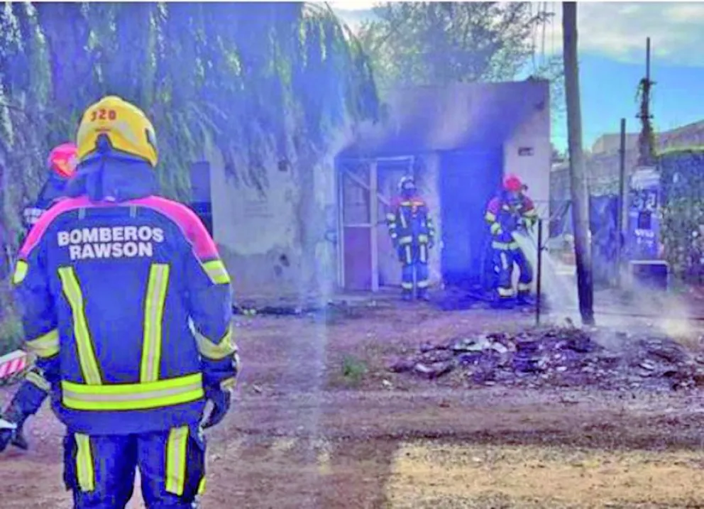 Un hombre con principios de asfixia tras incendio en vivienda de Rawson