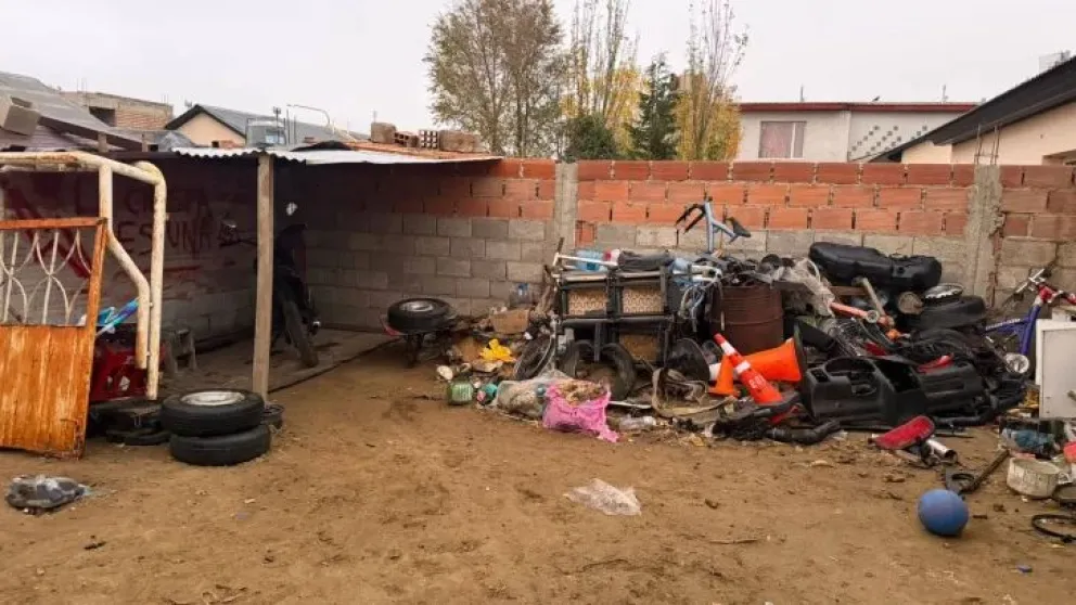 Operativo en Caleta Olivia: allanaron talleres mecánicos ilegales de motos y hallaron autopartes bajo investigación