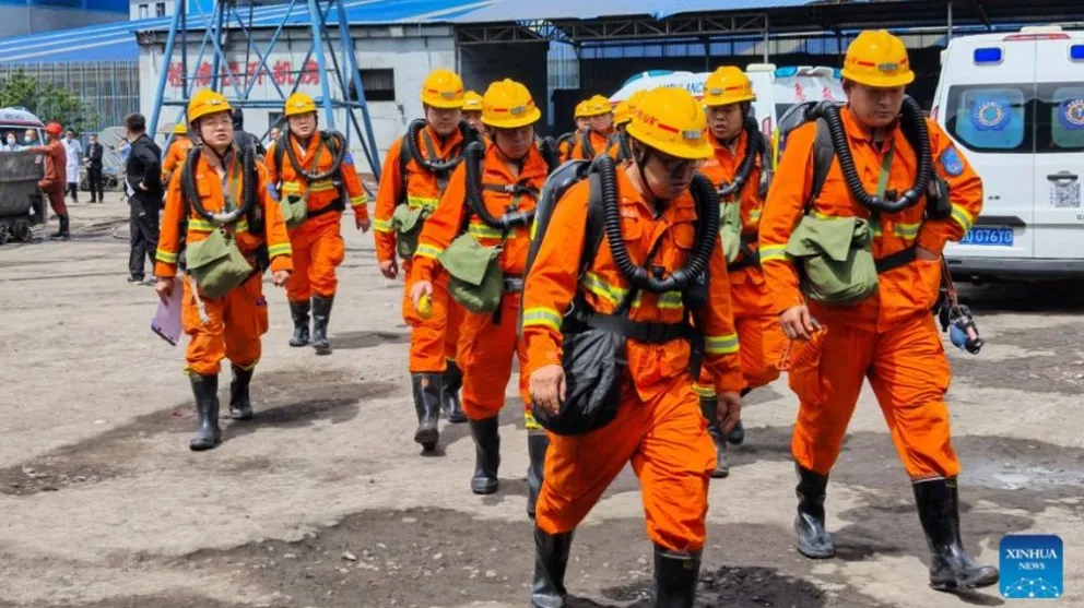 Al menos 90 muertos por una explosión en una mina de carbón en China