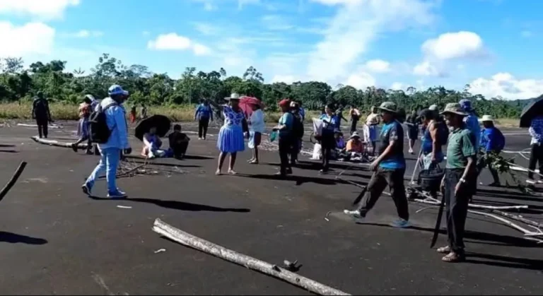Crece el conflicto en Bolivia: seguidores de Evo Morales ocuparon un aeropuerto para impedir su arresto