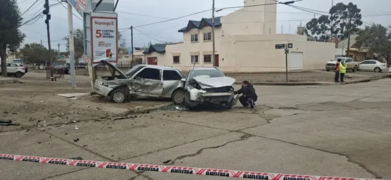 Brutal choque entre dos autos dejó tres personas hospitalizadas en Caleta Olivia