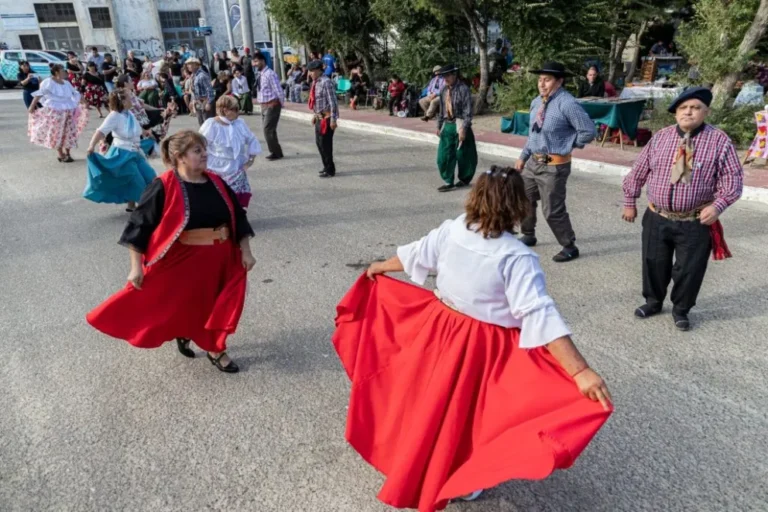 Aniversario del barrio 25 de Mayo: Celebran 83 años con un locro popular y peña folclórica