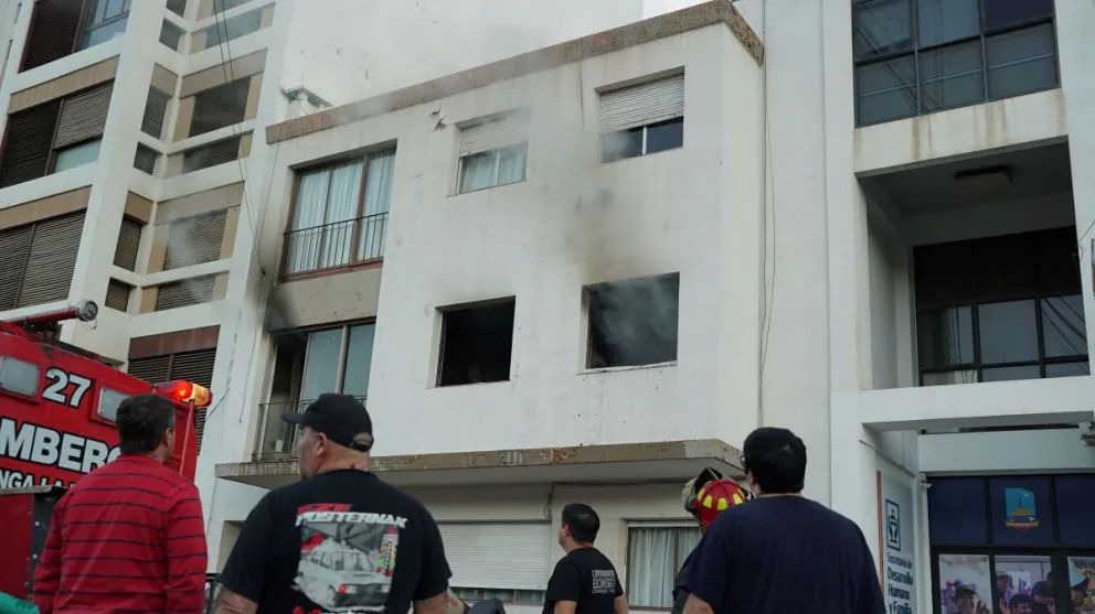 Comodoro: un incendio destruyó un departamento y evacuaron todo un edificio