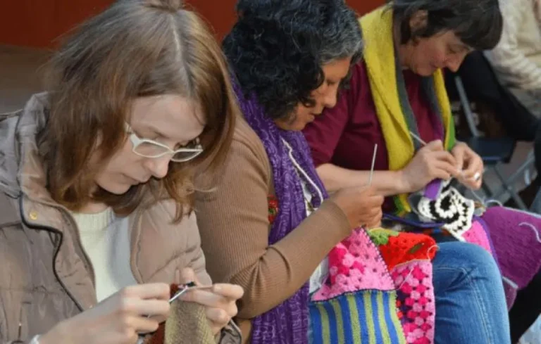 Tejer lazos: convocan a una tarde de mate, charlas y solidaridad