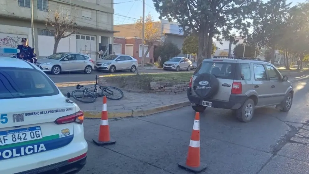 Trelew:  un hombre de 88 años atropelló a un ciclista y le secuestraron la camioneta