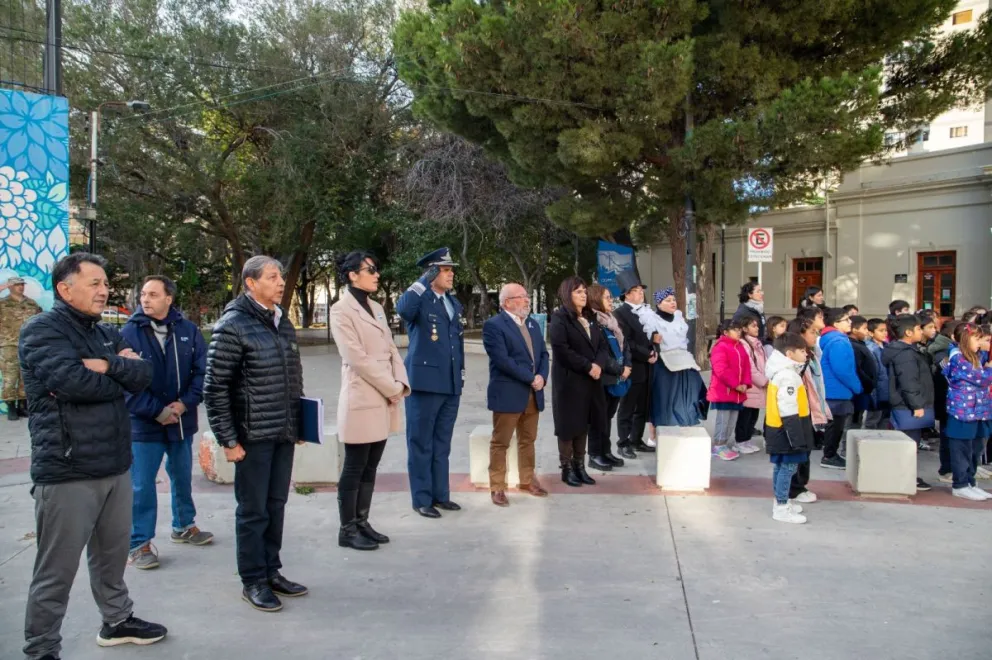Sentimiento patriótico en el Ferroportuario: El Municipio conmemoró el Día Nacional del Himno Argentino
