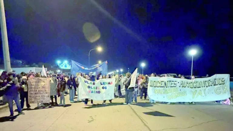 Marcha de las Antorchas: docentes cortaron por algunos minutos la avenida Ducós