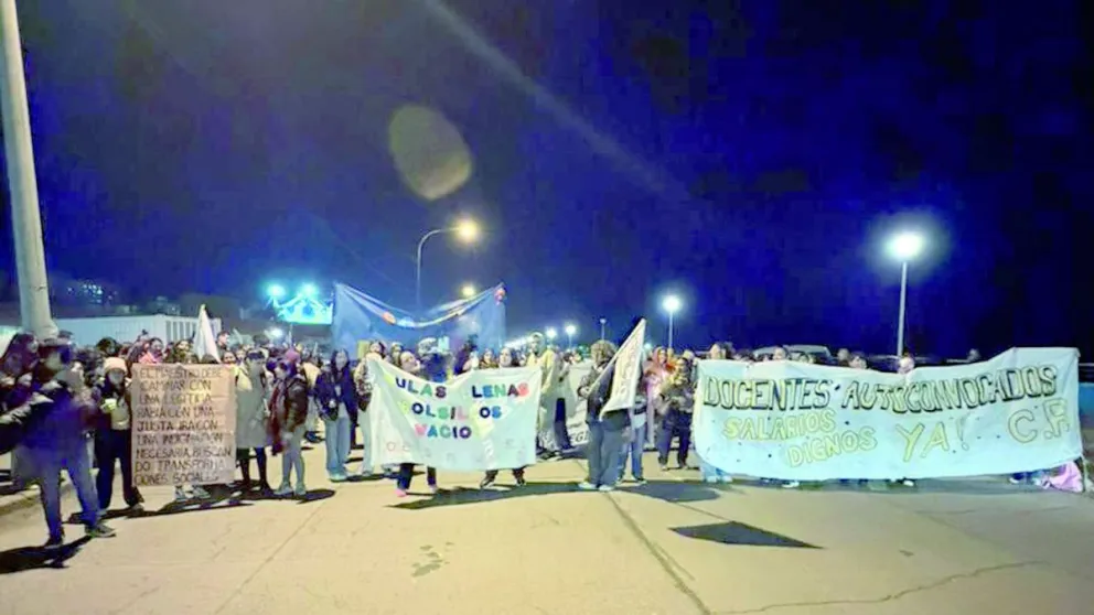 Marcha de las Antorchas: docentes cortaron por algunos minutos la avenida Ducós