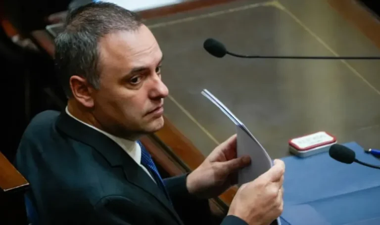 El caso Adorni ya iguala el impacto negativo de la "foto de Olivos"