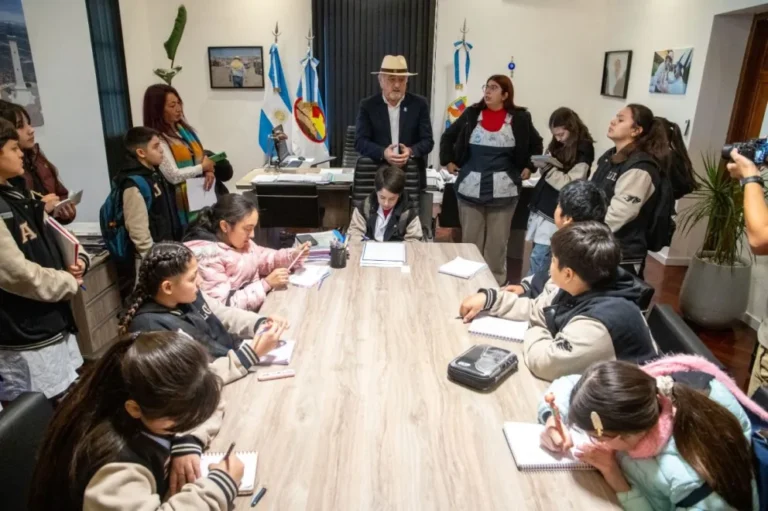 Estudiantes de la Escuela 198 visitaron el Municipio y fueron recibidos por el Intendente