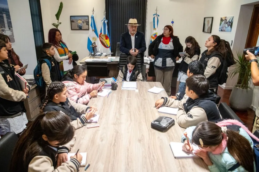 Estudiantes de la Escuela 198 visitaron el Municipio y fueron recibidos por el Intendente