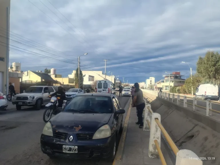 Una mujer resultó herida tras ser arrollada por su propio auto en la avenida Roca