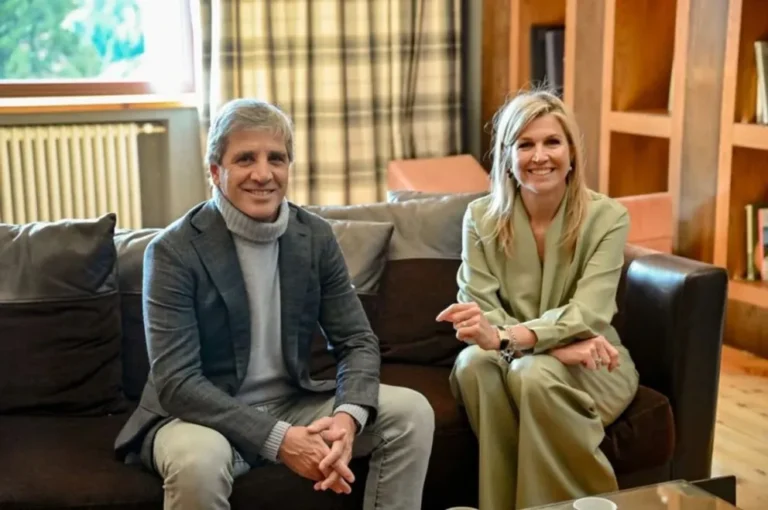 Luis Caputo y la reina Máxima se reunieron en el Foro Llao Llao