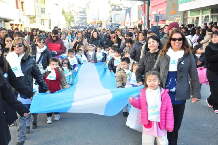 Comodoro celebró el Día de la Patria con desfile, Tedeum y chocolate caliente