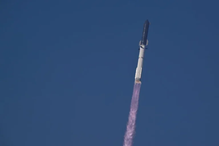 SpaceX lanzó el nuevo Starship en una prueba clave para la carrera espacial de EE.UU.