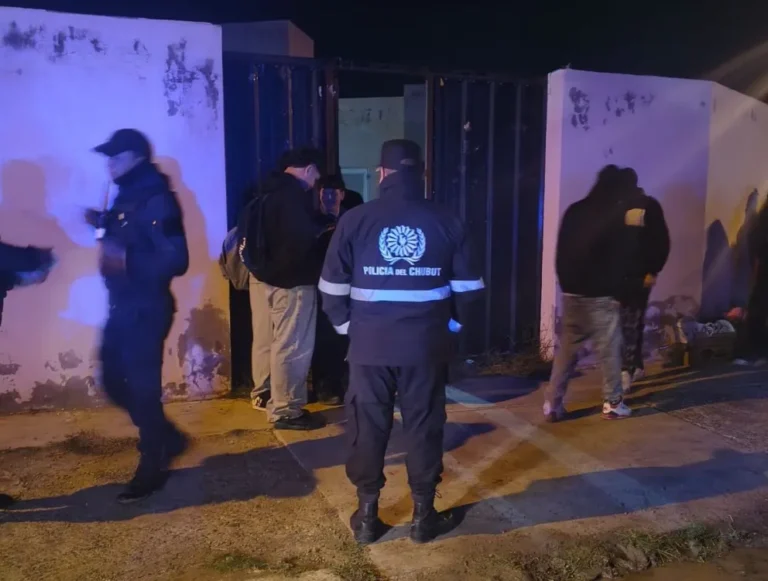Intervinieron por una pelea y se encontraron con una fiesta clandestina