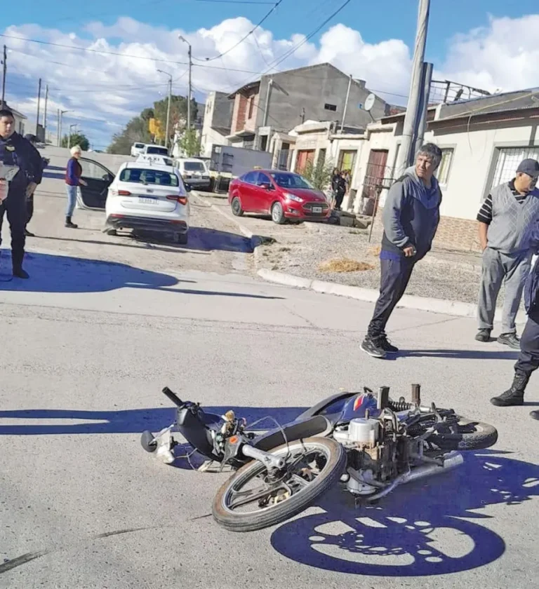 Motociclista chocó violentamente con taxi y fue hospitalizado