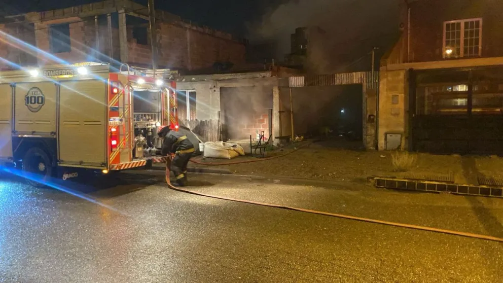 Se incendió una vivienda en avenida Polonia y tres personas fueron derivadas al hospital