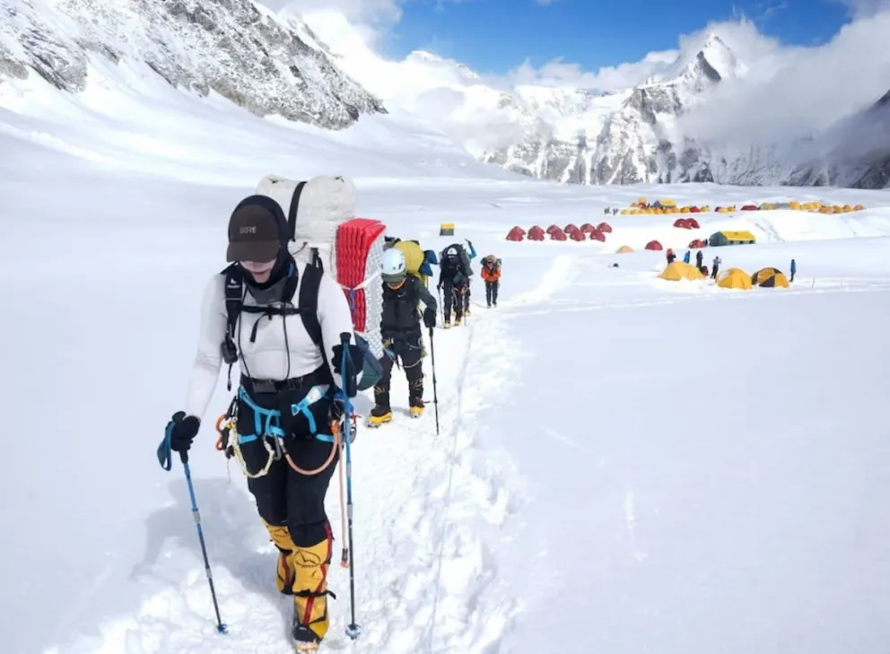 Récord histórico en el Everest: 274 personas llegaron a la cima en un día