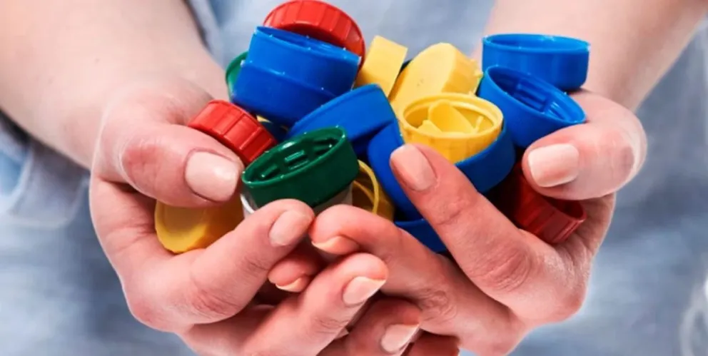 Rada Tilly lanza una nueva edición de “Tapitas Solidarias”, el programa que transforma plástico en salud infantil