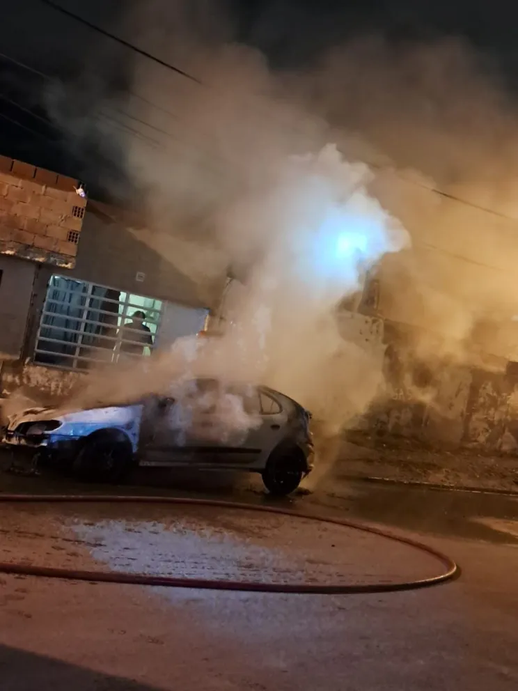 Voraz incendio destruyó un auto durante la madrugada en Comodoro