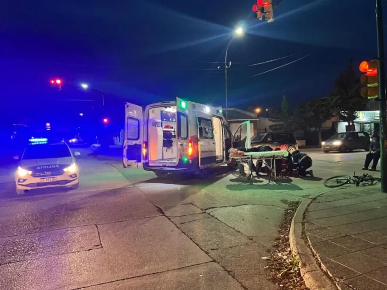Ciclista sufrió una fractura y golpes tras violento choque con una camioneta