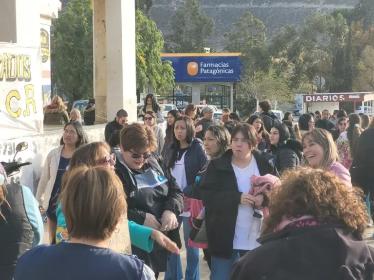 Docentes realizaron una asamblea y olla popular en el CERET en reclamo de una recomposición salarial