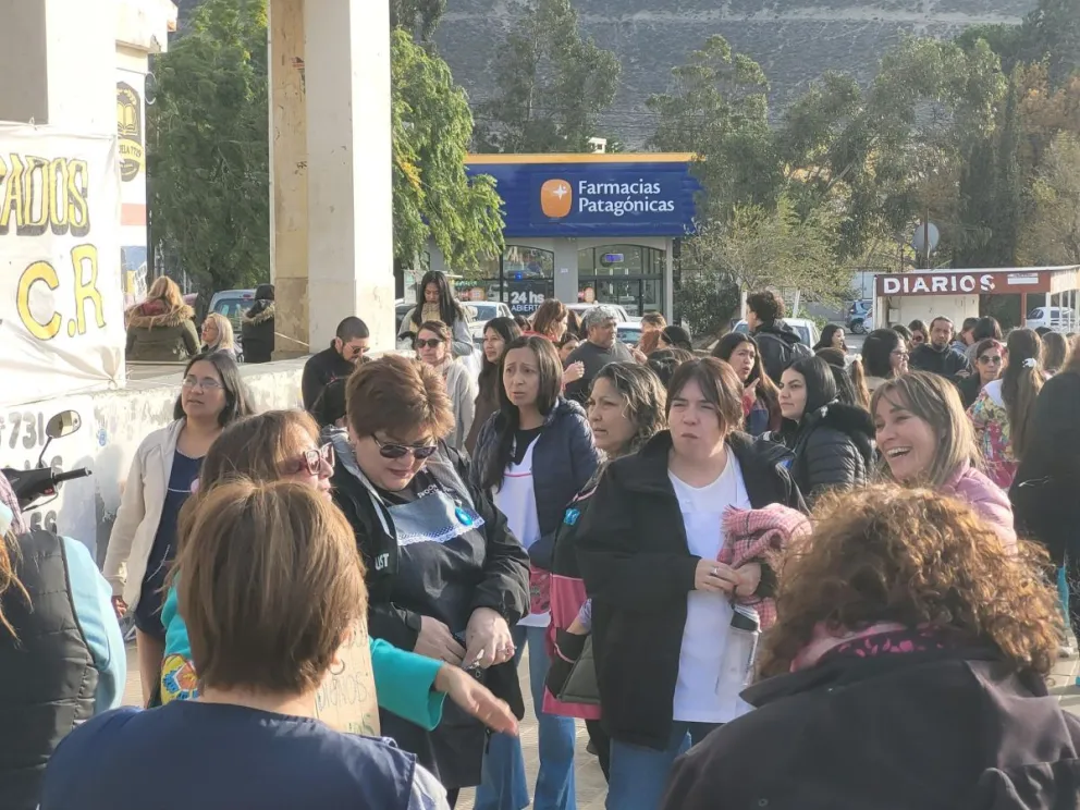 Docentes realizaron una asamblea y olla popular en el CERET en reclamo de una recomposición salarial