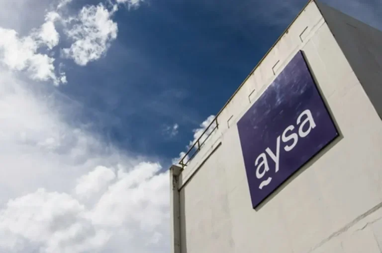 El Ministerio de Economía oficializó el llamado a licitación pública para privatizar el 90% de AySA