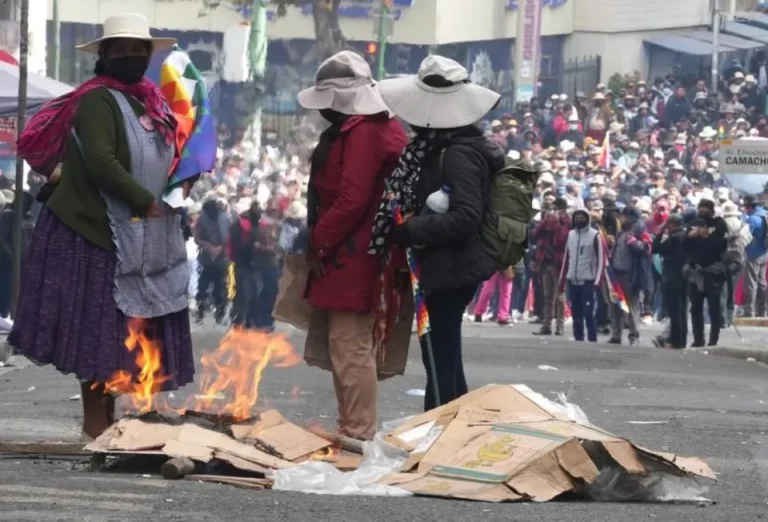 Bolivia: el presidente advirtió que a quienes no quieran dialogar “les caerá la Constitución”