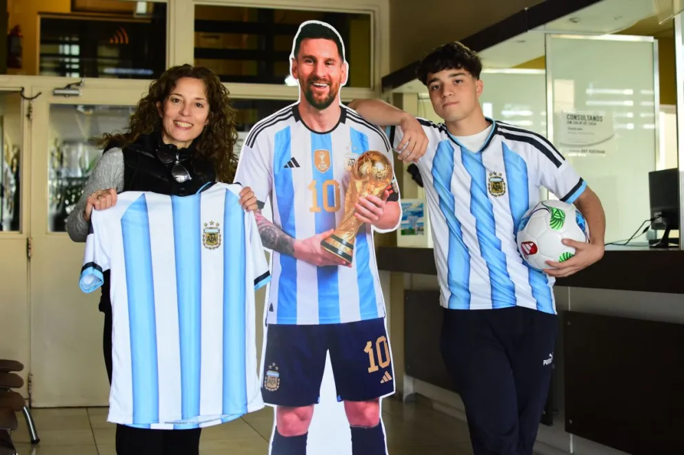 Cinco seguidores de Crónica ganaron camisetas y pelotas en el primer sorteo por redes sociales