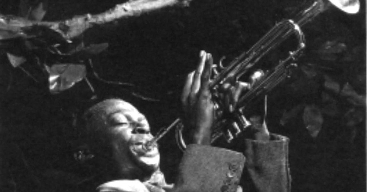 Miles Davis, el músico que cambió el jazz para siempre y el hombre que sufrió adicciones a las drogas, violencia policial y cárcel