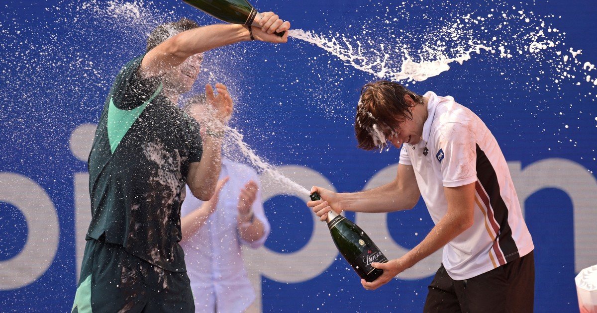 Ignacio Buse fue el inesperado campeón del ATP 500 de Hamburgo y hasta tuvo que pedir ayuda para descorchar el champagne