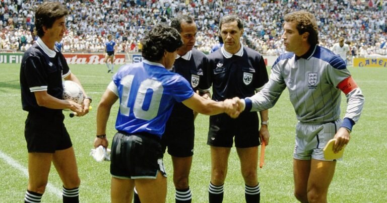 El partido es mucho más que los goles de Maradona y emociona con herramientas nobles