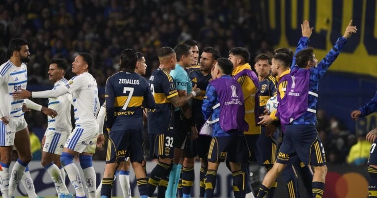 Boca explotó contra el árbitro Valenzuela y reclamó penal en la última jugada vs Cruzeiro: "Es una vergüenza, nos estás boludeando"