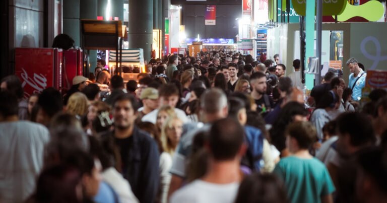 Una multitud llenó la Feria del Libro en un feriado a pleno y con buenas ventas