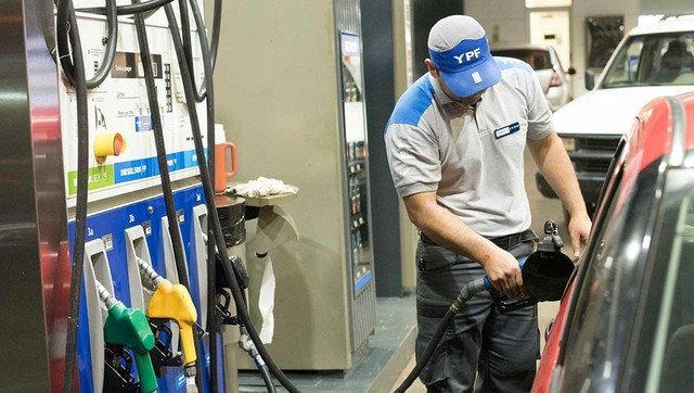 Combustibles más caros: cuánto pagan de más los argentinos desde que inició la guerra