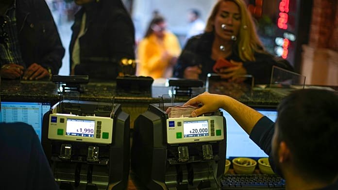 Un error bancario en Turquía asigna 21.800 millones de dólares a un solo ciudadano