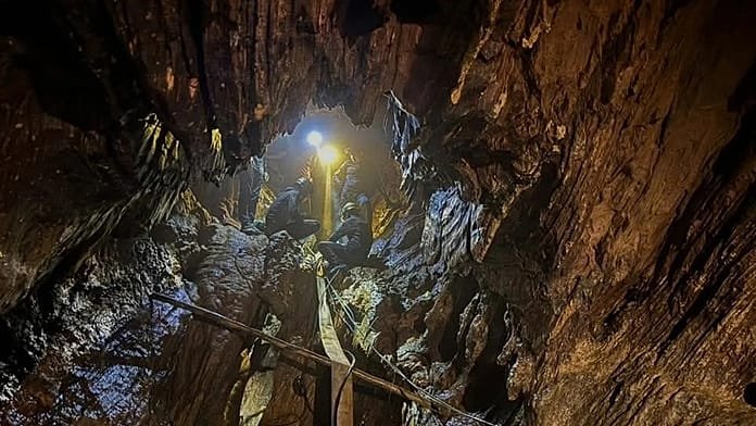 Buscan una ruta alternativa para llegar hasta los 2 mineros desaparecidos en una cueva de Laos