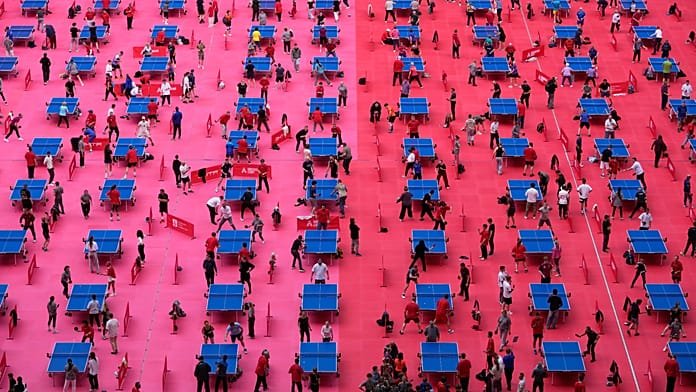 Vídeo: 7.000 jugadores compiten en un festival gigante de tenis de mesa en Moscú