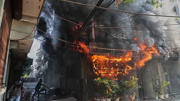 Un incendio arrasa un edificio en Nueva Delhi y mata al menos a 18 personas