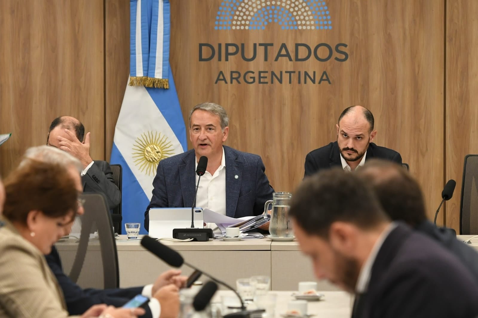 El Gobierno defendió su propuesta para regular el lobby y la oposición exigió incluir en el régimen a los jueces