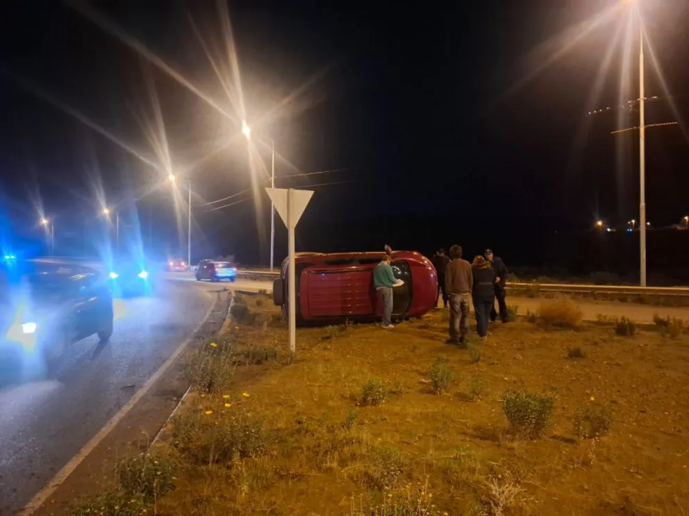 Perdió el control en una rotonda mojada y terminó despistando