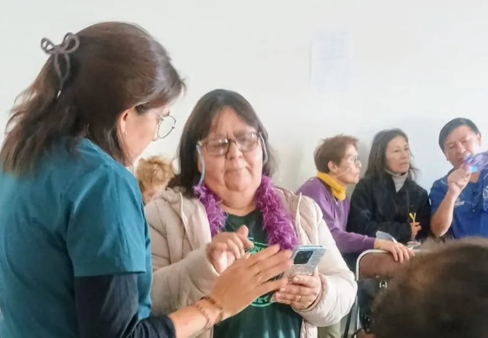 Adultos mayores coparon el Hospital Alvear para amigarse con la tecnología