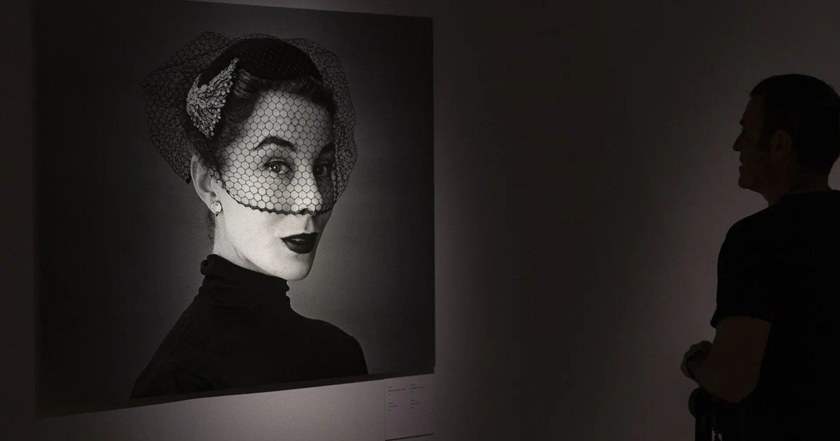 El fotógrafo que sacó la alta costura a la calle: una muestra sobre Georges Dambier en España