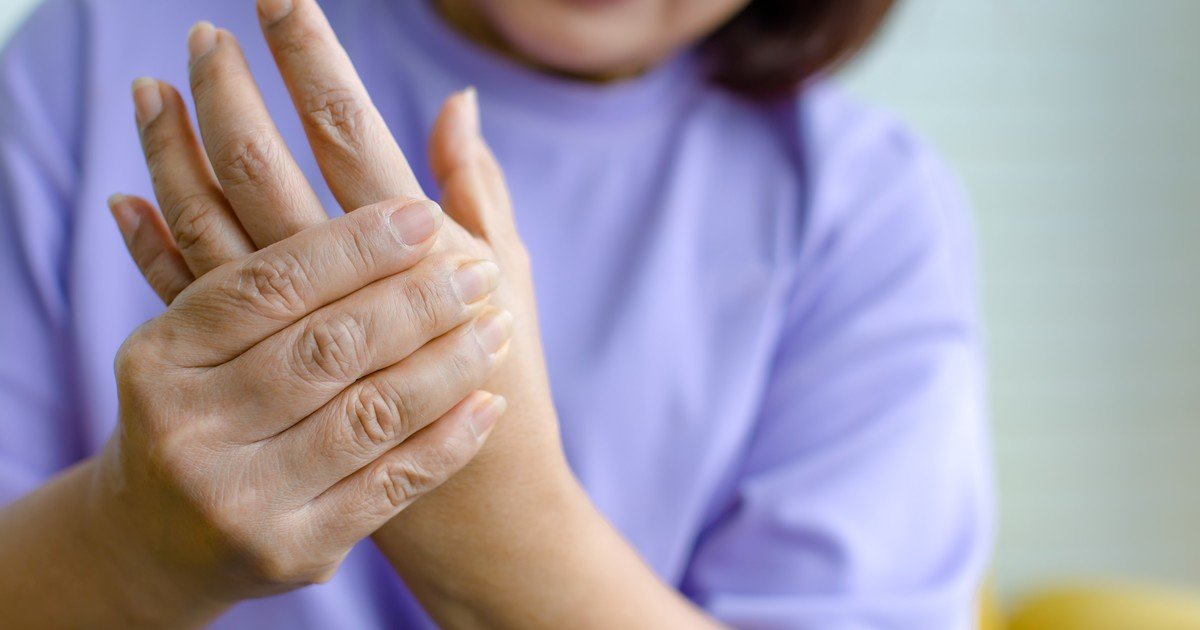 "El dolor de la artrosis en las manos es muy distinto al de la artritis", explica un reumatólogo: diferencias y ejercicios para ganar fuerza